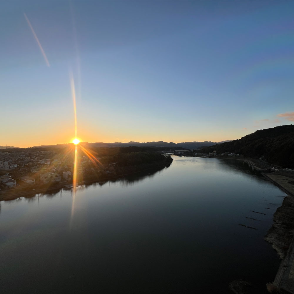 『2026年 新年のご挨拶』紫式部ゆかりの地、滋賀・瀬田川の初日の出と共に。皆様方にご挨拶申し上げます。