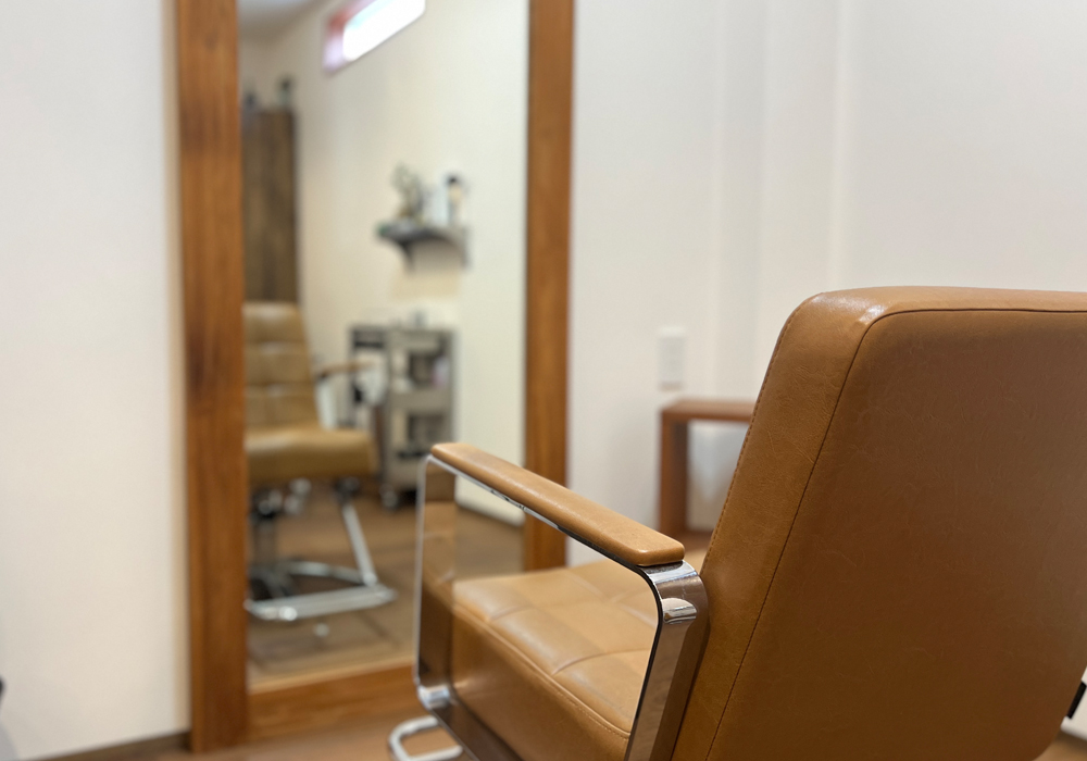 店舗改装のこだわり|「木とブルース」が香る大人の隠れ家 ブルースが流れる落ち着いた店内の様子