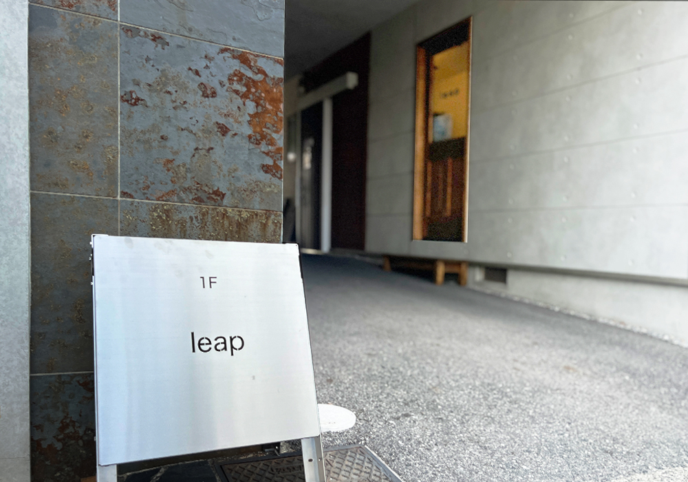滋賀・近江八幡 美容室leap 店舗情報 夜の灯りに照らされる玄関ドア
