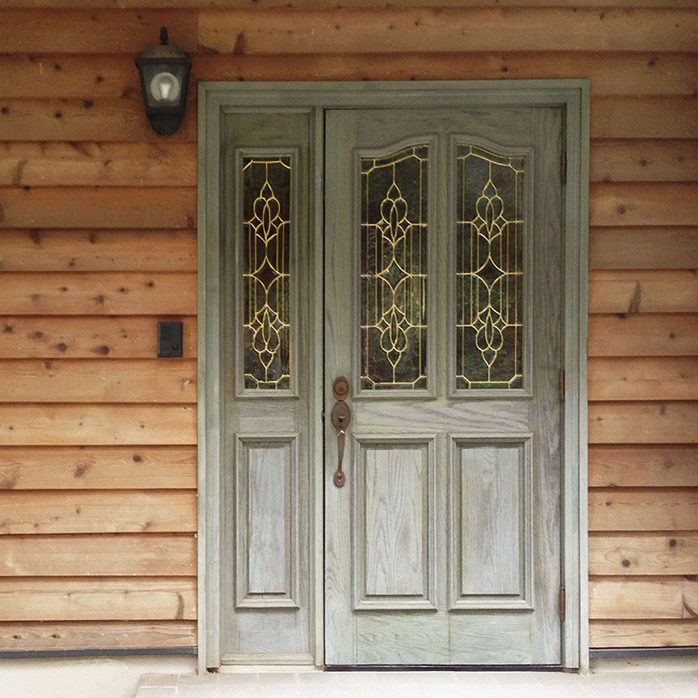 論より証拠。これが築38年の木製ドアです。新品にはないヴィンテージの風格が出ています。