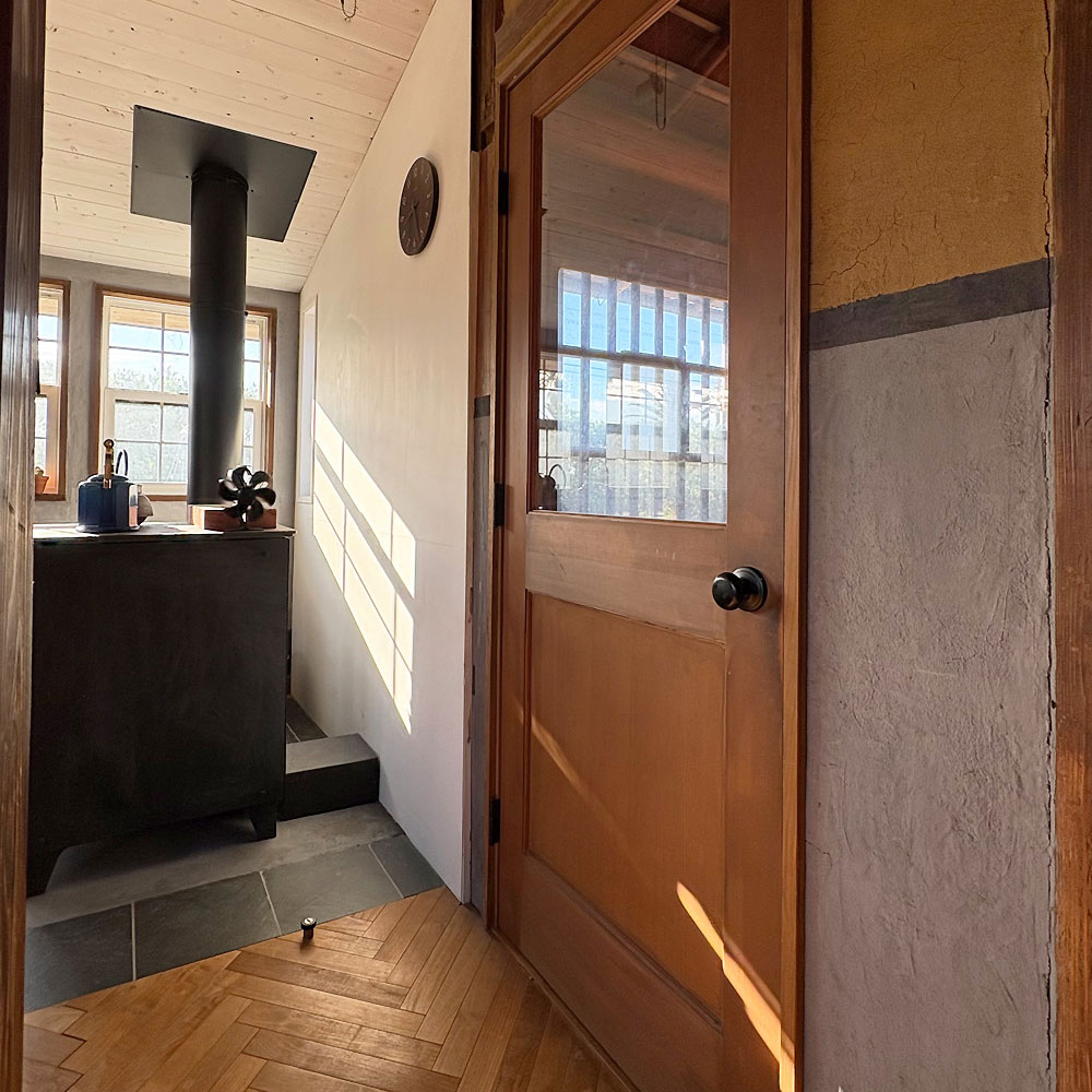 木の質感と真鍮が調和した室内ドアのディテール