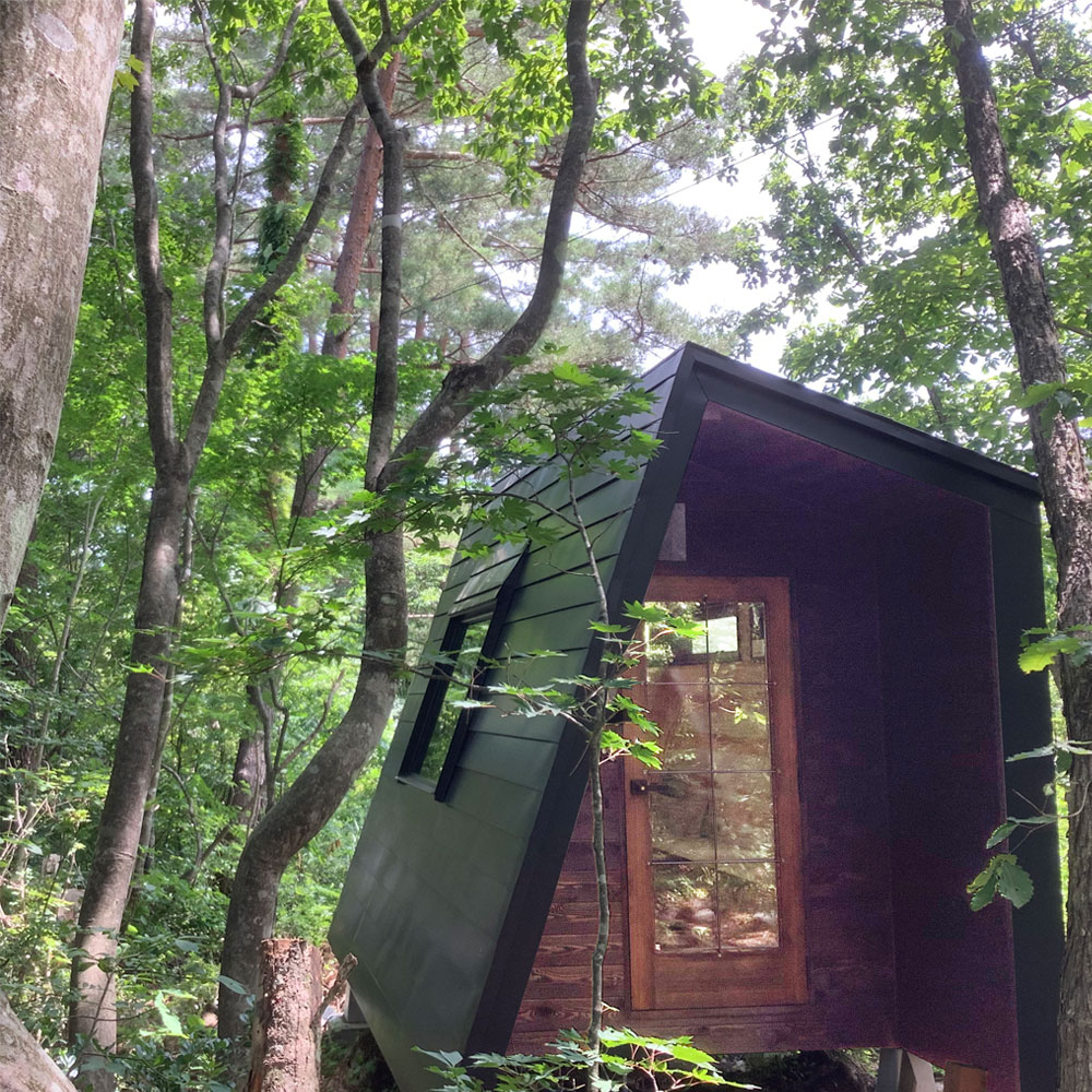 『タイニーハウス実例』「アルミドアじゃ雰囲気が出ない」悩みを解決。森の小屋に似合う木製玄関ドアの選び方