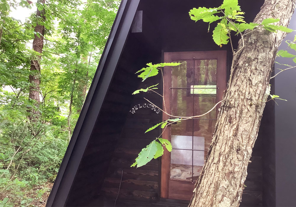 長野県の森に佇むタイニーハウス「チビクロ」の外観