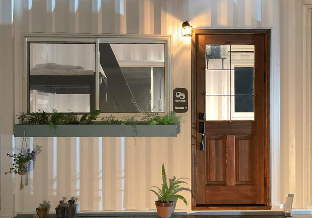 夜の灯りが漏れるガラス入り木製ドア