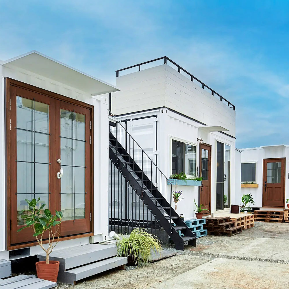 『コンテナホテル開業』無機質な鉄の箱を「上質な客室」に変える。木製ドア導入の成功法則と部材レシピ