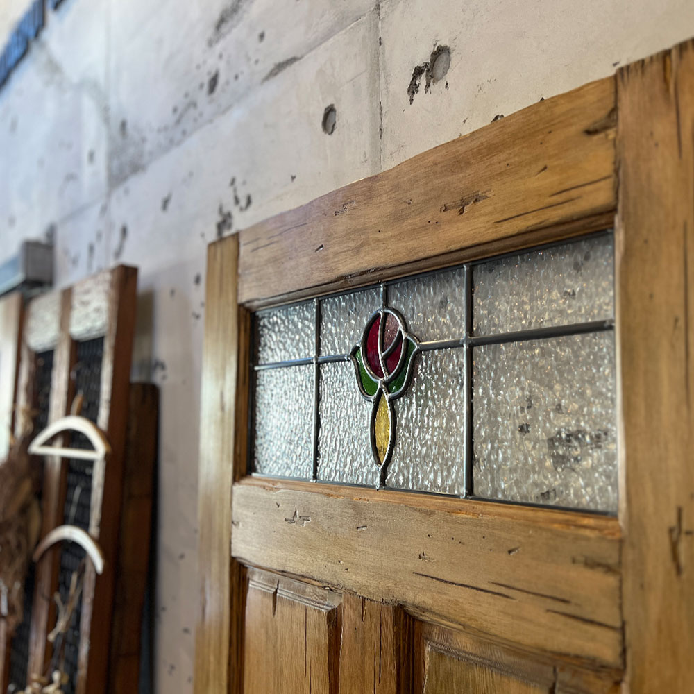 『完成報告』あの「一輪の薔薇」がステンドグラスドアに。ヴィンテージ仕上で引き立つ復刻版ローズの存在感