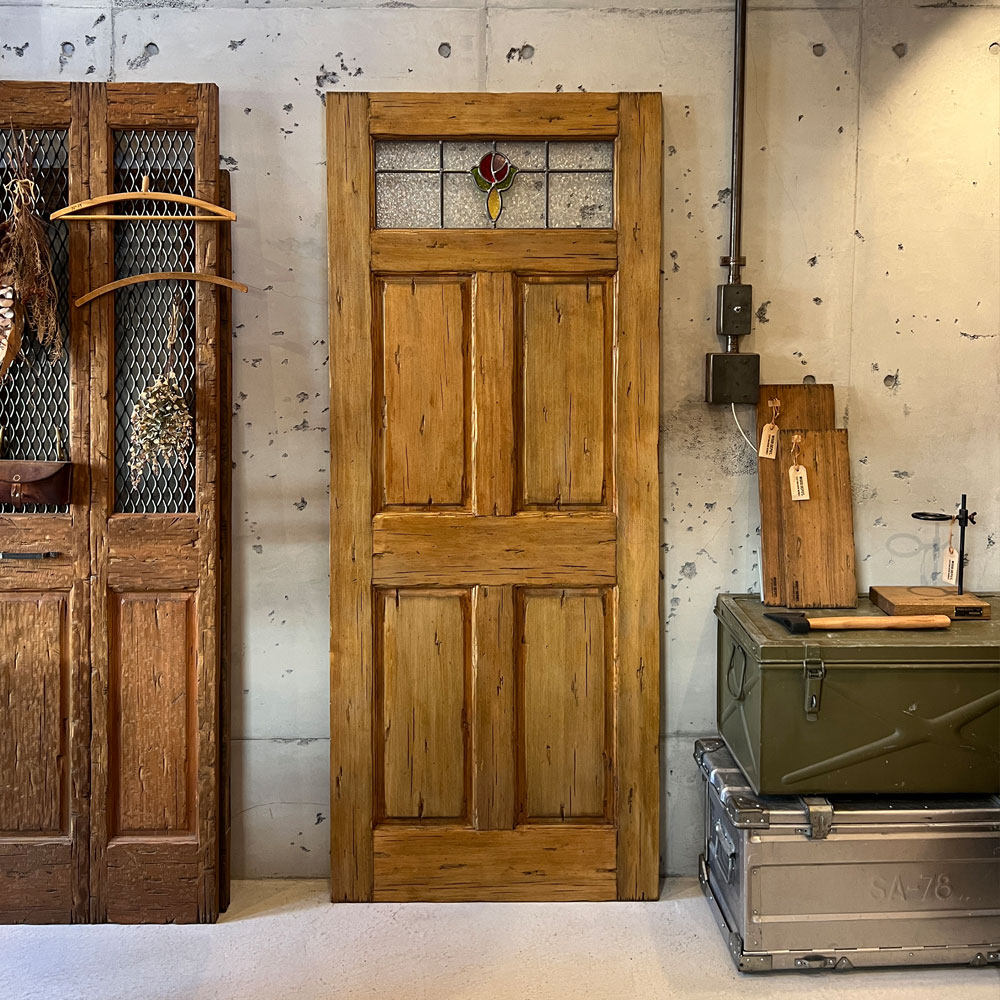 完成した復刻版ローズステンドグラス木製室内ドアの全景