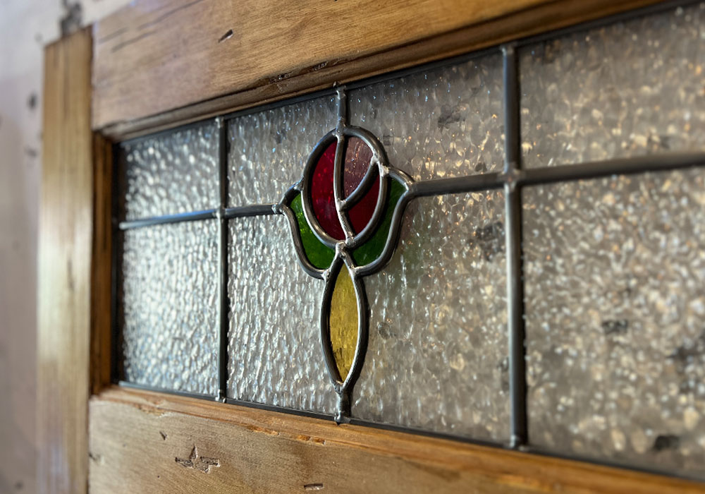 ローズステンドグラスの色彩が際立つアップ写真