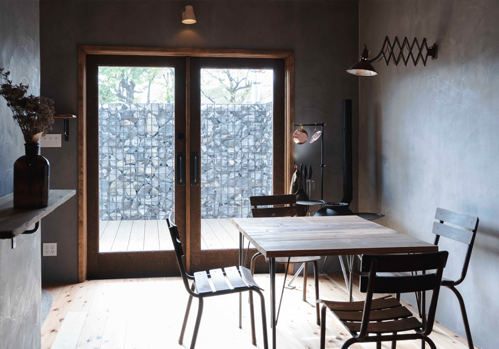 薪ストーブのあるダイニングスペースとガラス入りの室内ドア