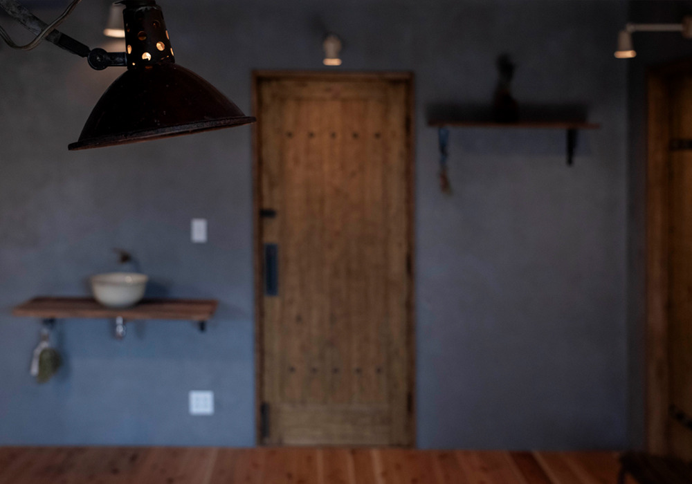 光が差し込むヴィンテージ室内ドア