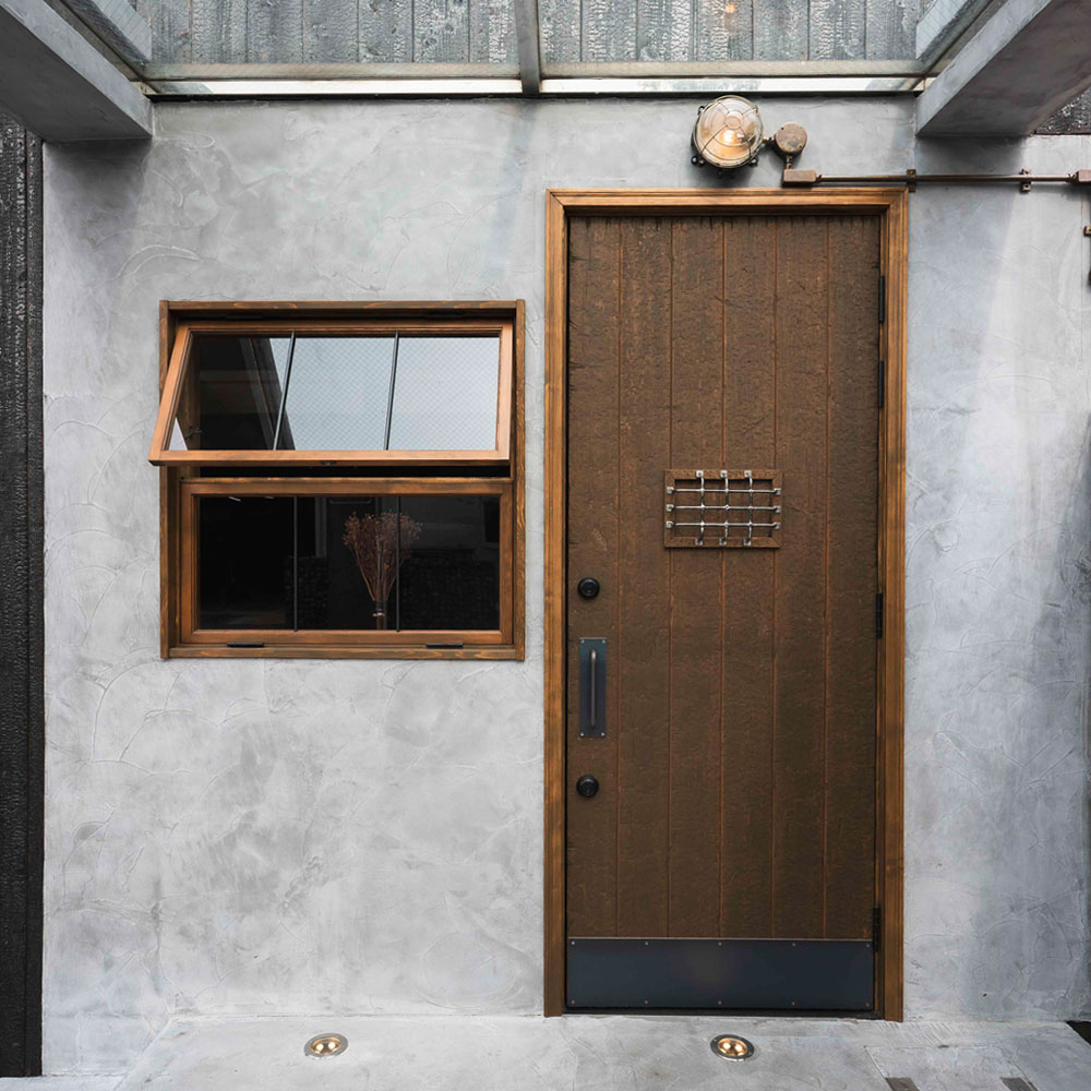 『事務所・倉庫リノベーション』黒い外壁に映えるヴィンテージ木製ドア｜デザインの決め手は「建具」から｜SHOP - 50