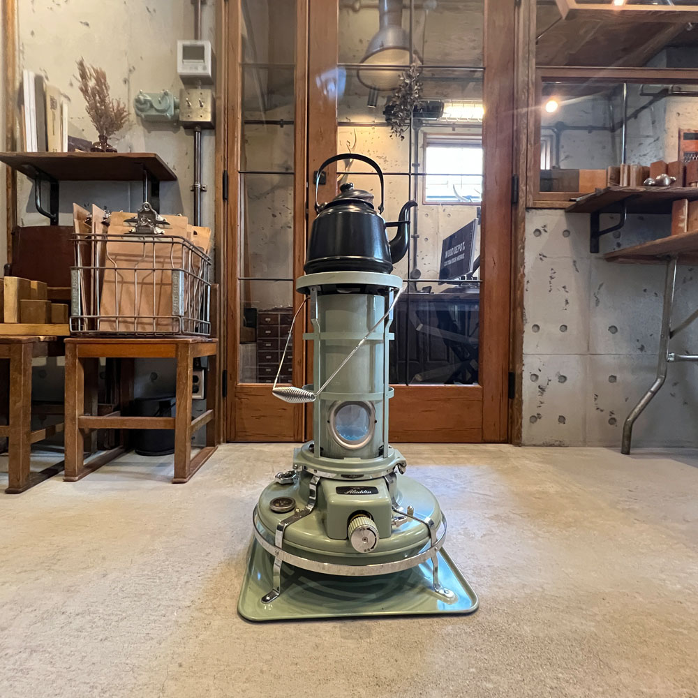 『名作アラジンが映える背景の正体』店舗・住宅に共通するドア選び