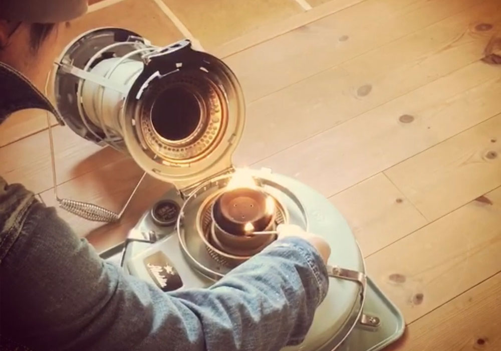 10年前に撮影したアラジンストーブとマッチを擦る光景