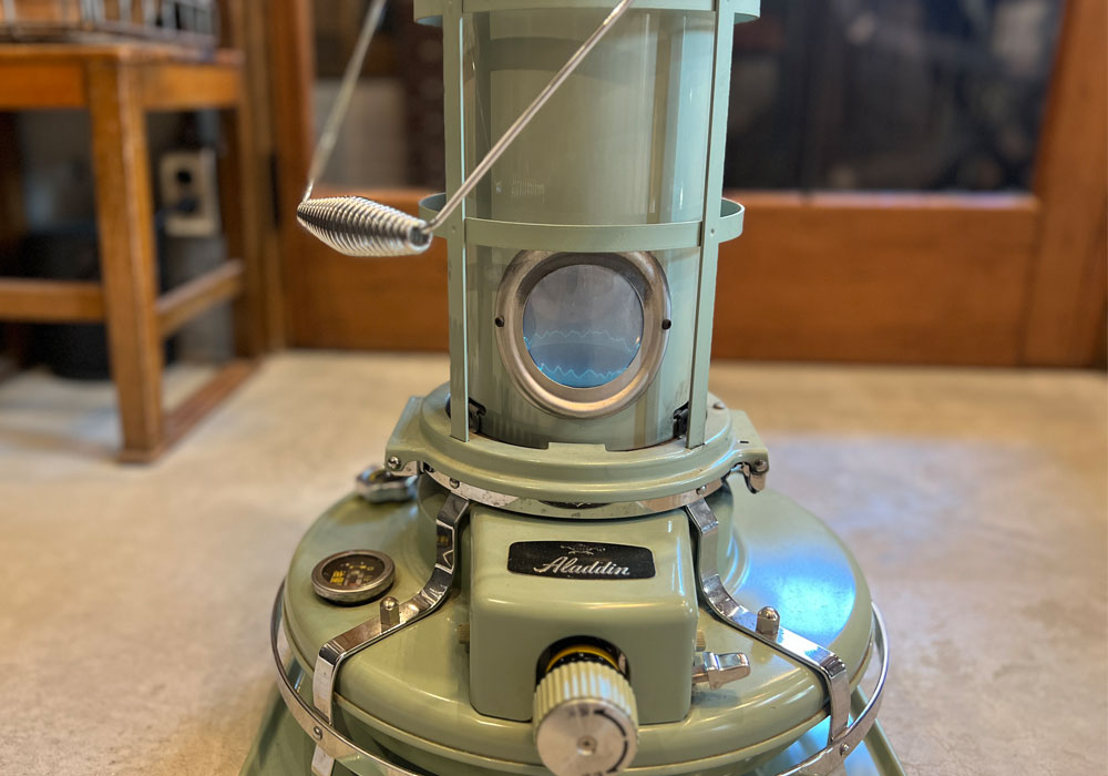 ブルーフレームの炎とアイアン格子ドアの調和