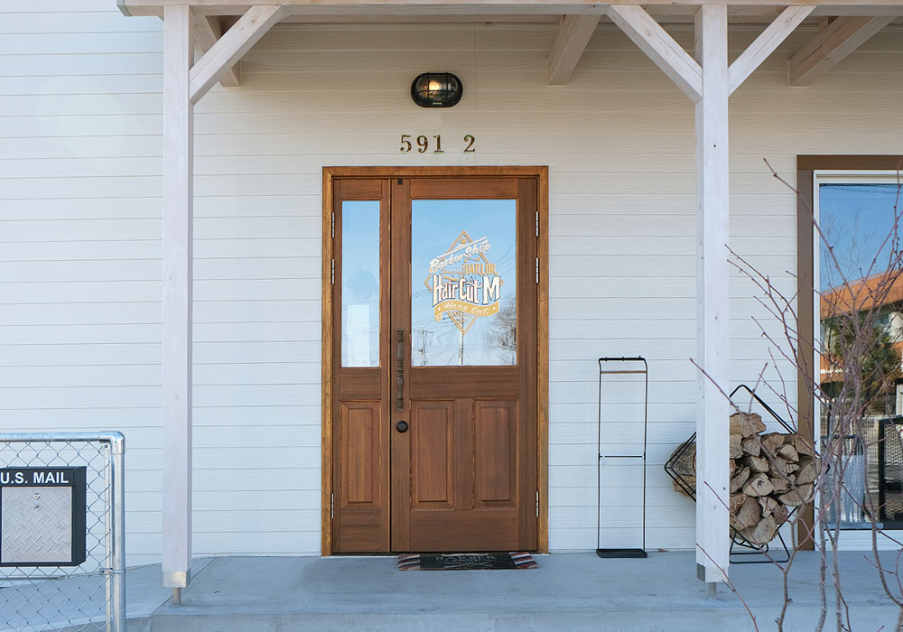 群馬県藤岡市 haircutm様の店舗外観。白い壁と木製ドアが映える
