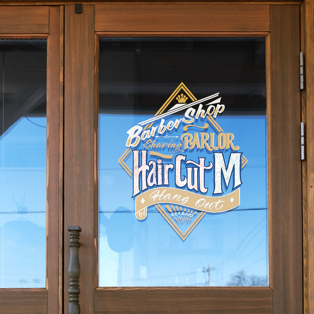 ゴールドのサインペイントが施された木製ドアのアップ