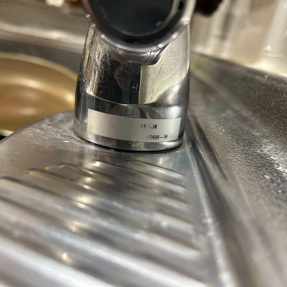 消えかかった品番シール