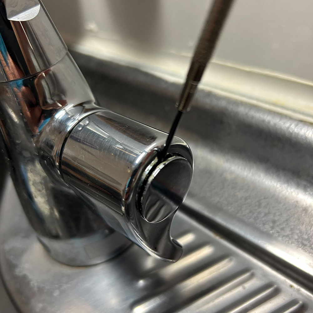 修理開始！ハンドルを外す様子