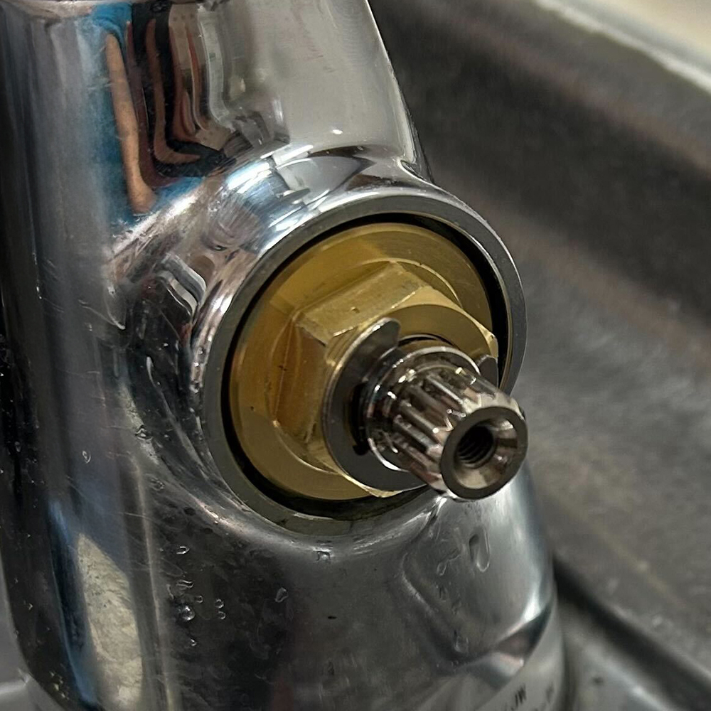 新品を装着したスピンドル