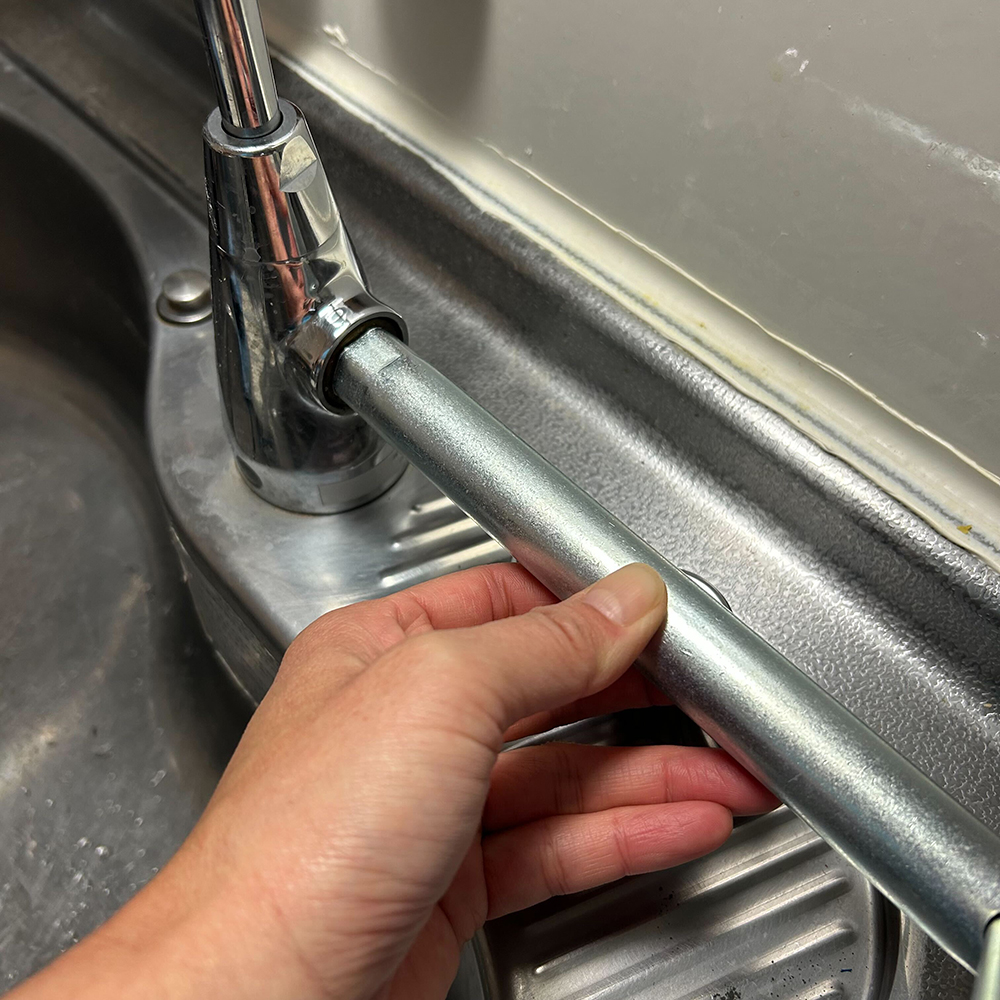 ボックスレンチで回す様子