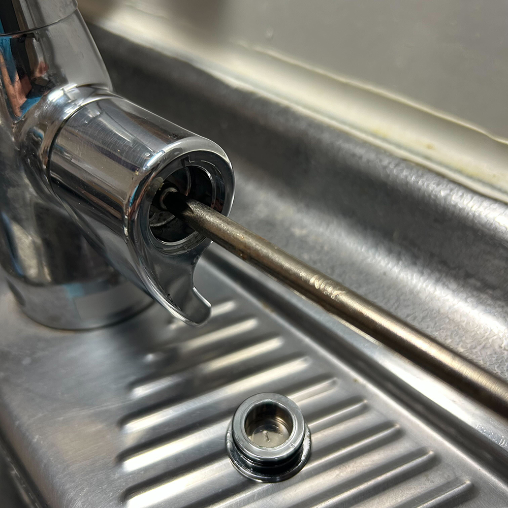 ハンドルを外す様子