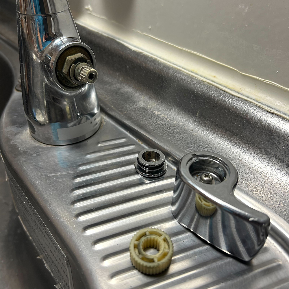 外れたハンドルの部品