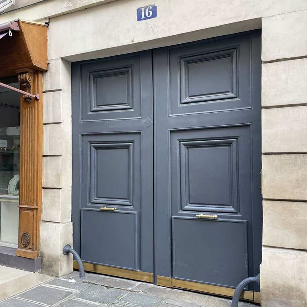 『パリの街角には色彩豊かなドア』店舗で実現するフレンチ・ファサード