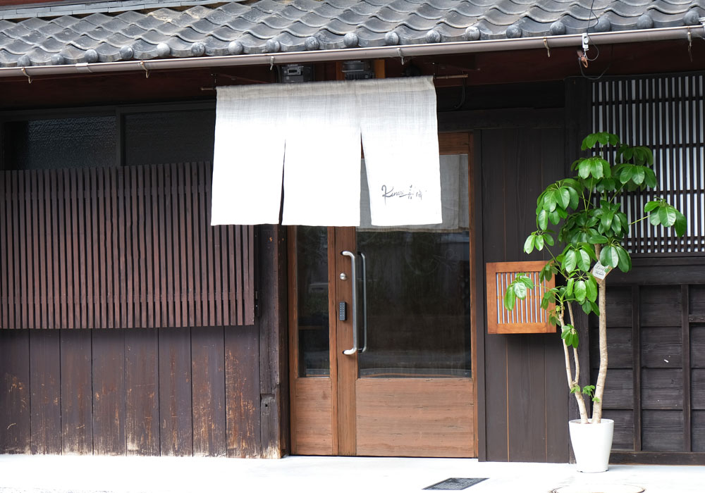 リノベーション後、木製親子ドアに変更した玄関