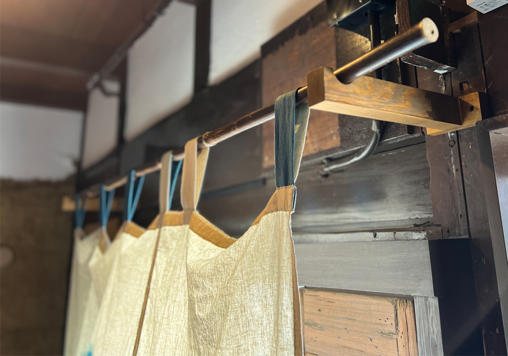 WOOD DEPOTの端材で作られたのれん掛けのアップ