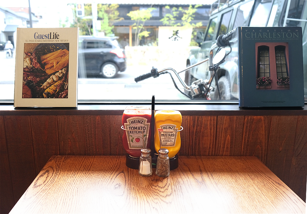 窓辺に並ぶハインツのボトルとヴィンテージな景色