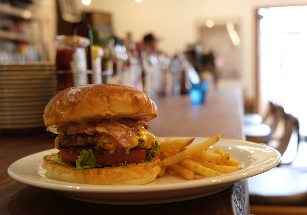 完成した空間で提供される本格バーガー