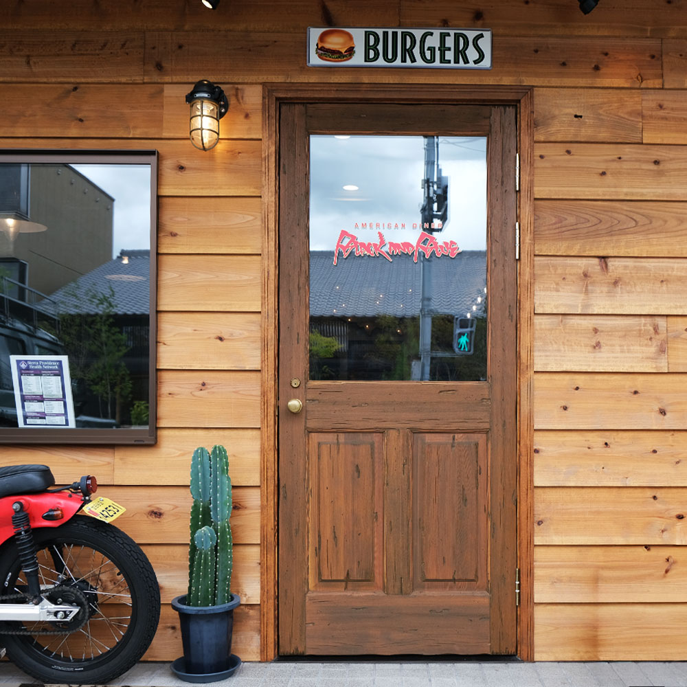 『素人3人のDIYで完成』1950年代の空気を生む「店舗ドア」の選び方｜SHOP - 53