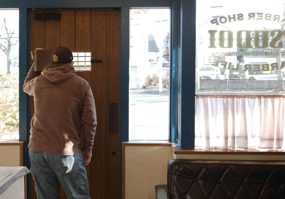 重厚感あふれるヴィンテージ仕上げのドアディテール