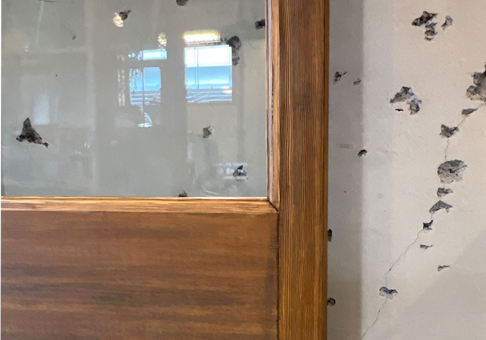 ソフトヴィンテージ仕上げのショーウィンドウ扉ディテール