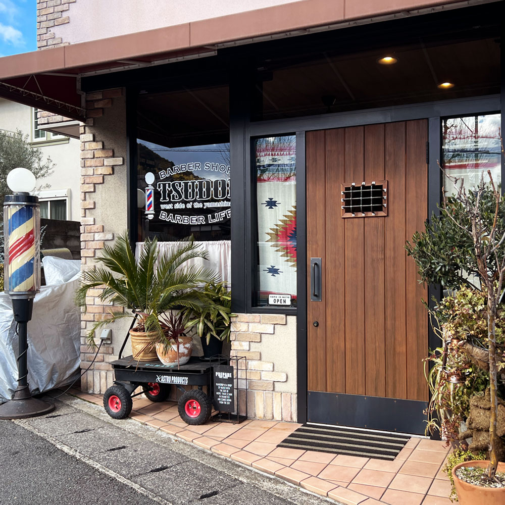 『木製ドアに変えたら止まらなくなった』散髪屋の改装魂に火をつけた一枚