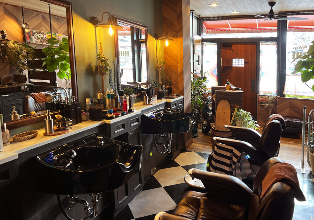 白黒チェックの床と木製ドアが融合した店内インテリア