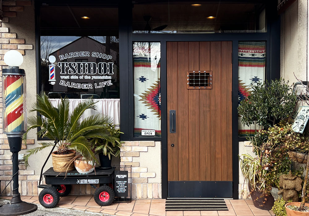 完成した店舗ファサードと木製玄関ドア