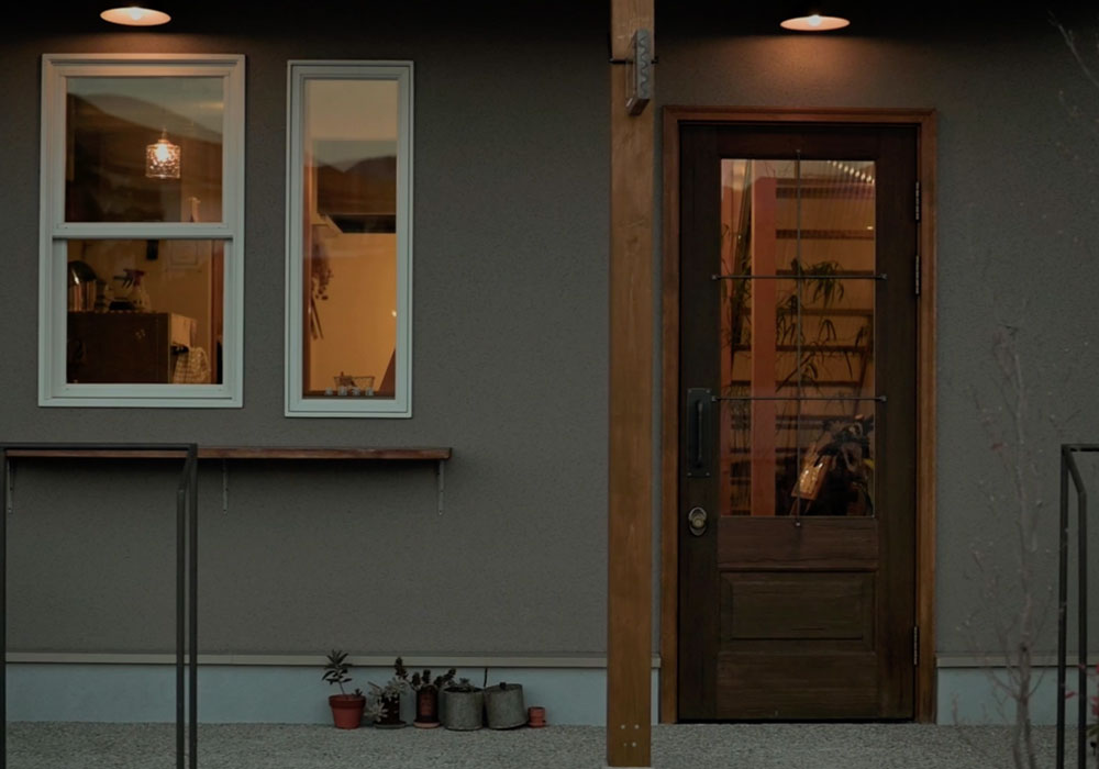 兵庫県宝塚市 素園茶屋様の店舗外観と木製玄関ドア