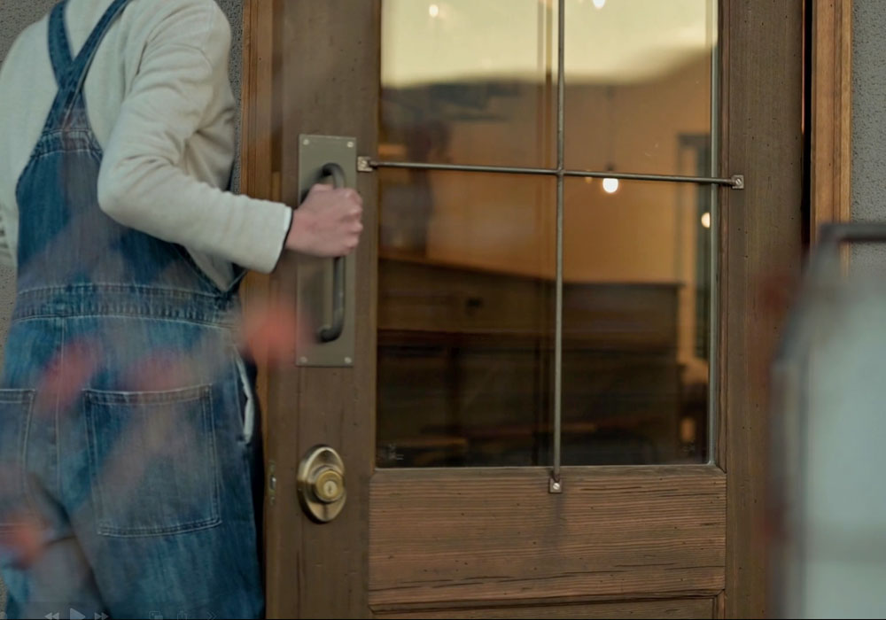 素園茶屋様の店内に差し込む光とアイアン格子ドア