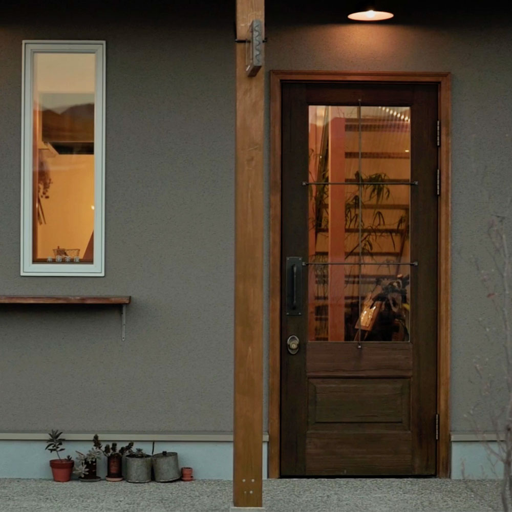 『6年後も古びない店の顔』お客様が継続して訪れる「木製ドア」の投資価値