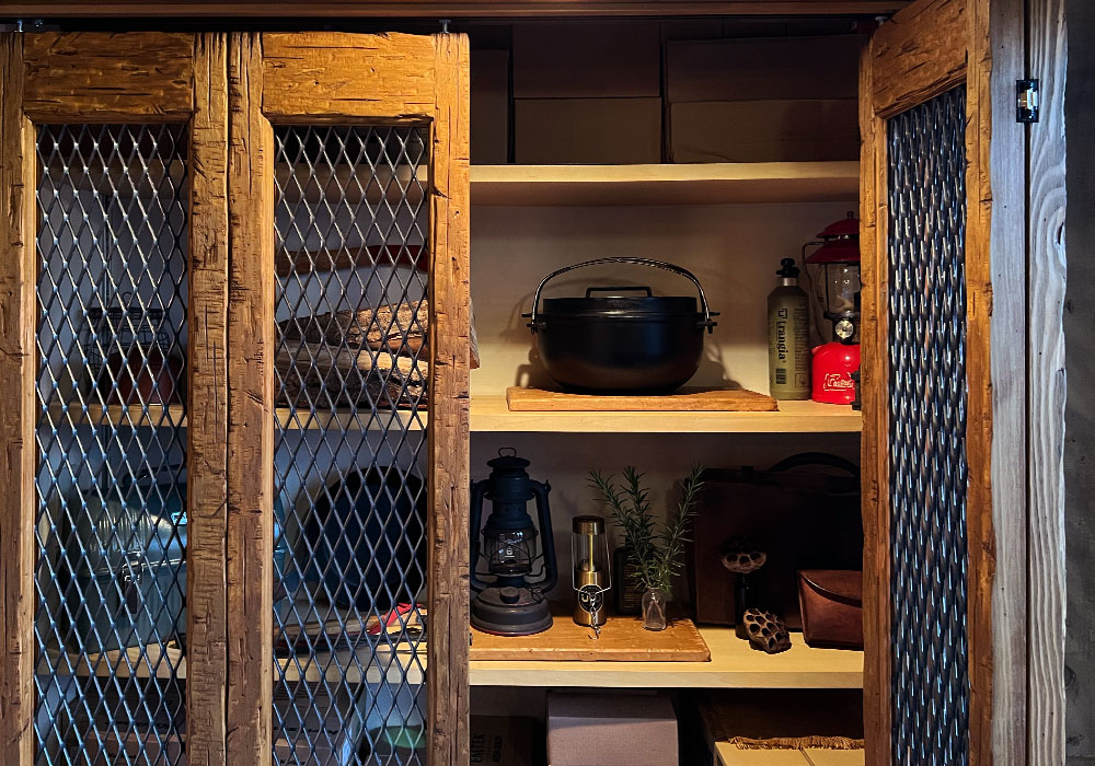 全開にした折れ戸から見えるパノラマの収納スペース