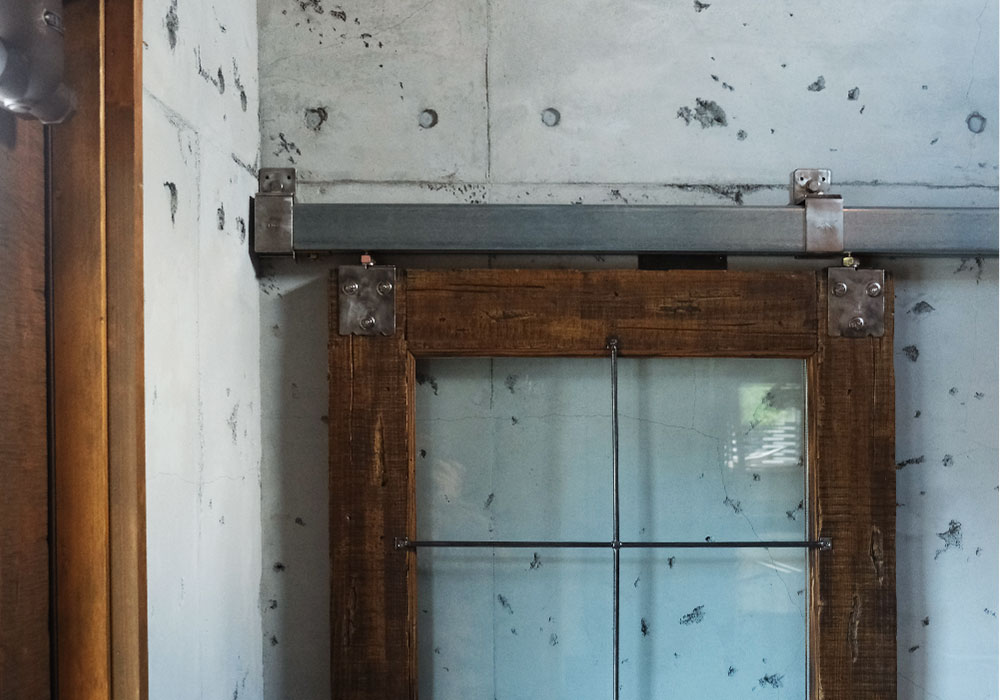 むき出しのレールと金属の質感が際立つバーンドア