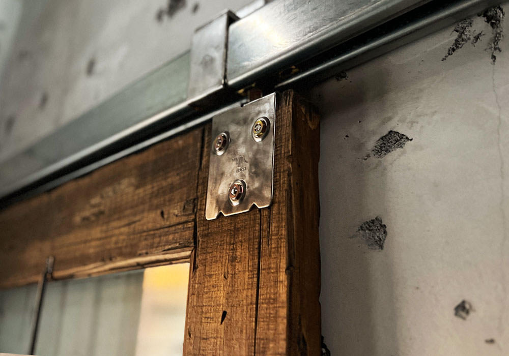 ボルトと金属板が剥き出しになった無骨なハンガーレール