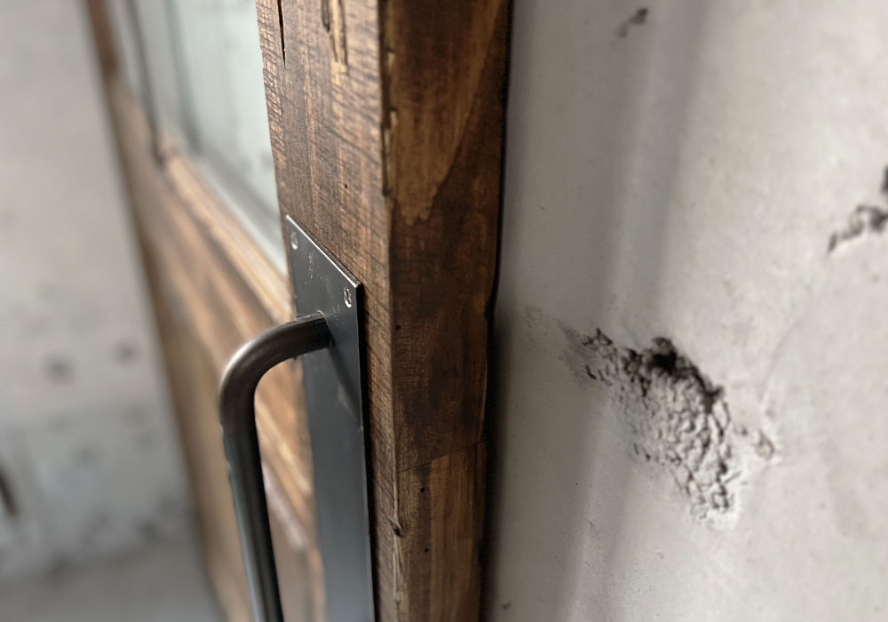 壁に沿ってスライドするバーンドアの省スペース性