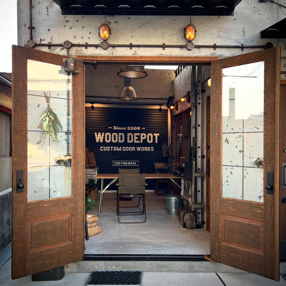 WOOD DEPOTショールームに並ぶ様々な木製ドア