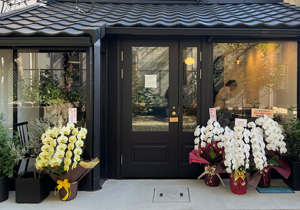 coffee kurota様の店舗外観。パリの街角のような佇まい