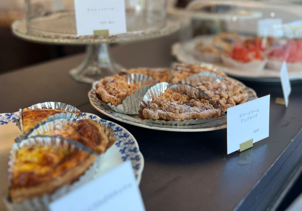 店内に並ぶ美しい焼き菓子と内装ディテール