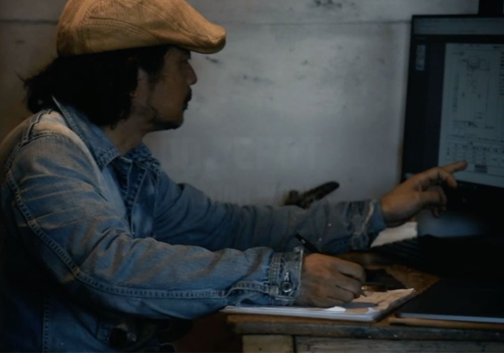 図面と向き合いプランを練る北村コンシェルジュ