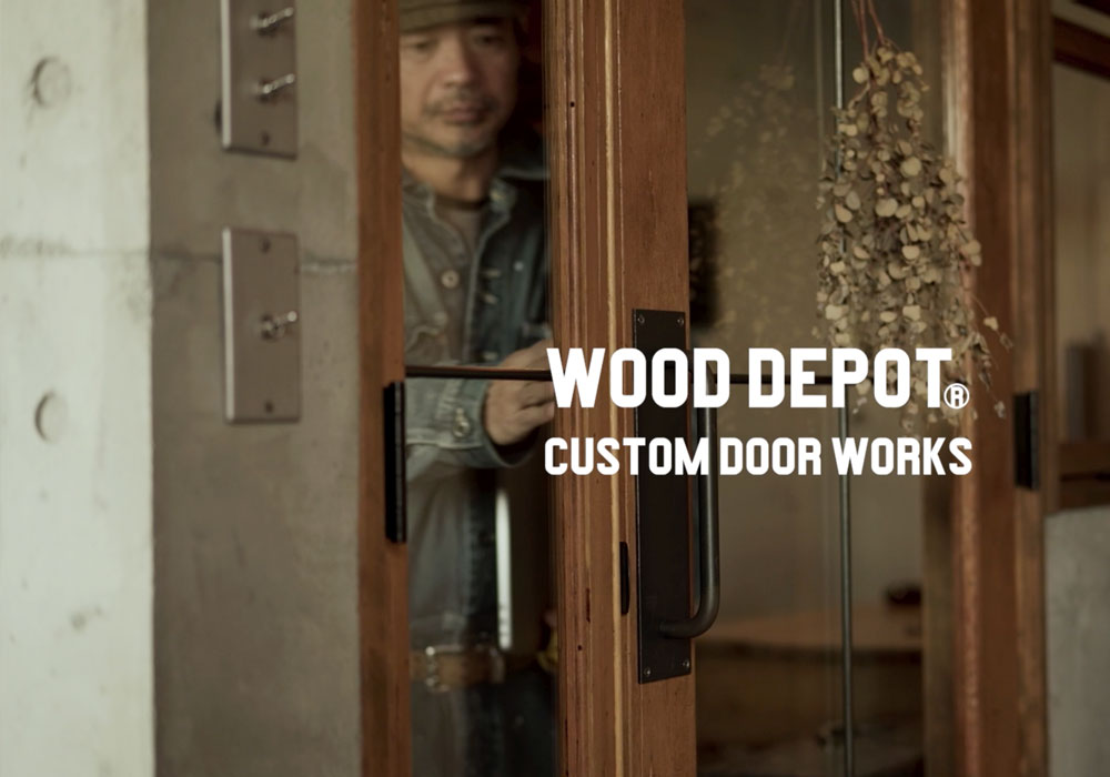 真鍮ノブに触れる手のアップ