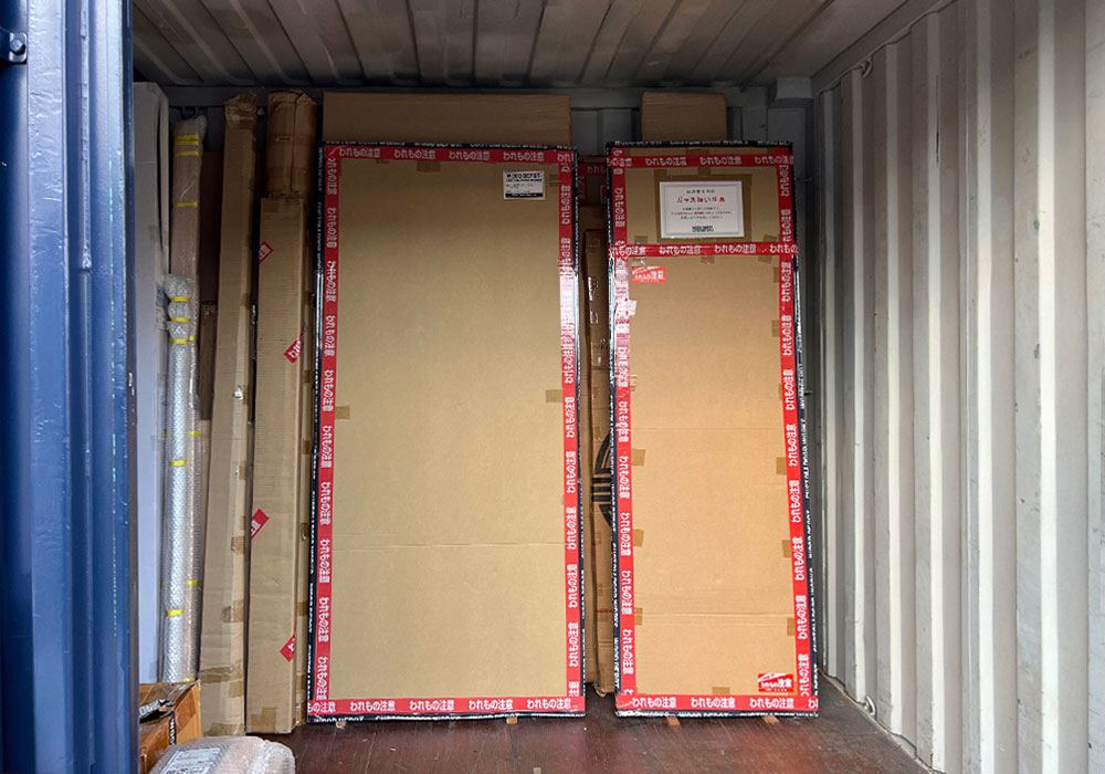 出荷を待つ完成済みの木製ドア